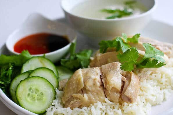 Hướng dẫn chăm sóc gà con đá để phát triển mạnh mẽ và linh hoạt